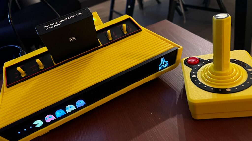 upaljena konzola iz visine uz directional kontroler njoj s desna