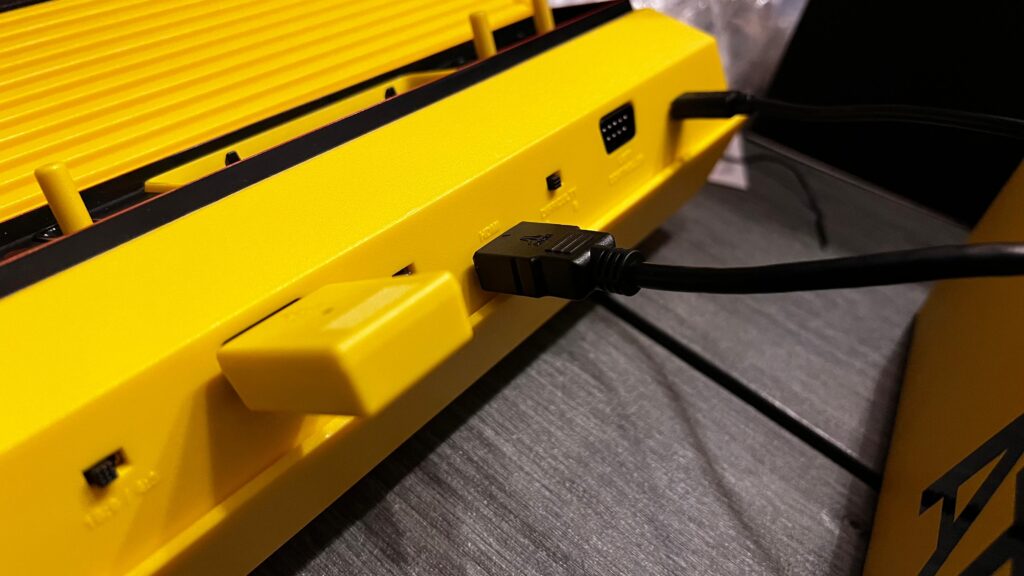 priključci Atari 2600 Plus Pac-Man edition na stražnjoj strani konzole